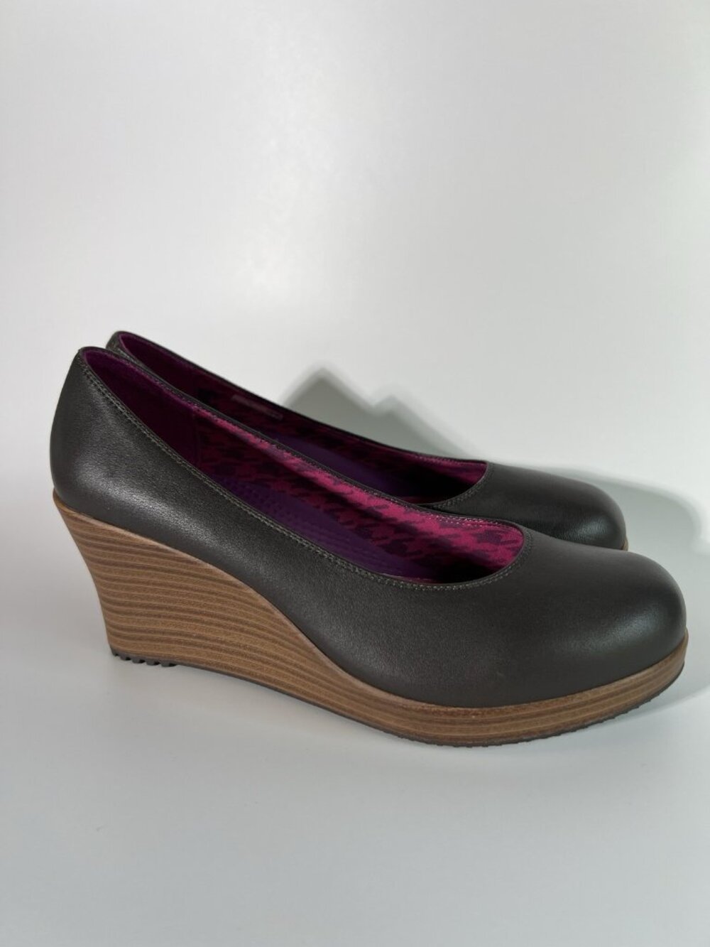Crocs A-Leigh Espresso / Walnut Leather Closed Toe Wedge Pumps Women's Size 8 - Picture 6 of 14